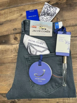 Jacob Cohën jeans  - Jacob Cohën 622 slim. Helt nya, allt og ingår. Hör av er vid eventuella frågor eller funderingar! 