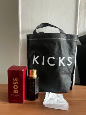 Hugo Boss The Scent Elixir 100ml - herrparfym Hugo Boss The Scent Elixir Parfum Intense. 80% kvar av flaskan.   Säljes pga att jag inte tyckte den passade mig.   Topp: Pimento Hjärta: Lavandin absolut Bas: Sandelträ  Kvitto finns kvar, samt box, kartong och alla tillbehör. parfymen är 100ml.