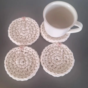 Virkade vita glasunderlägg 4 st - Virkade i grovt slitstarkt repgarn. Hjärtat är gjort i Polymerclay. 