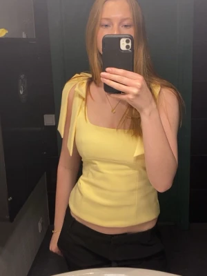 Populär Zara topp! - Säljer denna super snygga ljusgula topp ifrån Zara. Säljer pga att den inte passar. 