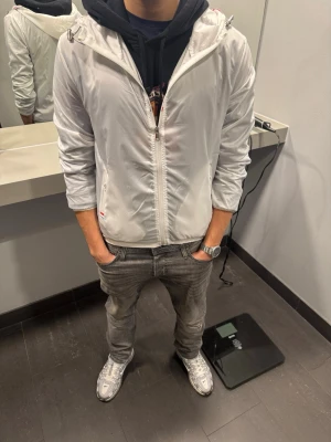 Vit moncler windbreaker  - Vit moncler windbreaker till ett bra pris 