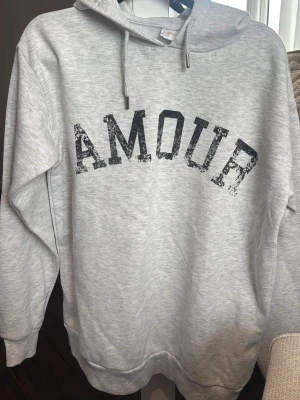 hoodie  - Grå hoodie från Gina 