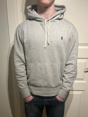 Ralph Lauren grå hoodie - Säljer en skön Ralph Lauren hoodie! | Mycket fint skick utan defekter! | Storlek M. | Ställ gärna frågor innan du köper!