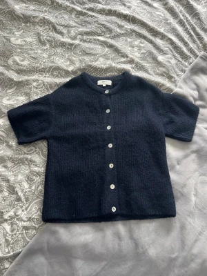 Stickad topp - Marinblå stickad topp med knappar från Gina Tricot i storlek xs. Använd vid 1 tillfälle så den är i nyskick! Köp gärna bundle så kan vi komma överens om ett bra paketpris!