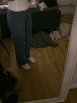 Blå mjukisbyxor med raka ben - Säljer ett par blå mjukisbyxor med raka ben och resår i midjan från lager 157. Används inte