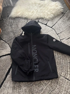 Moncler jacka i svart storlek s - Tjena! Säljer en svart moncler jacka. Vid frågor hör av er 