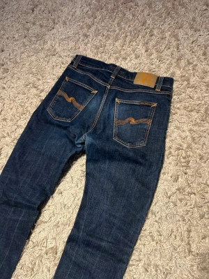 Nudie jeans slim modell storlek w30 herr grisch laidback - Nudie jeans slim modell storlek W30 L30. Skön wash på dessa, dry denim. Mycket bra skick utan defekter. Postas antigen samma dag som köp eller dagen därpå🙌💯