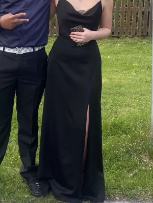 Balklänning  - Svart balklänning från bubbleroom, storlek 34/XS, använd en gång, spets i urringningen💕