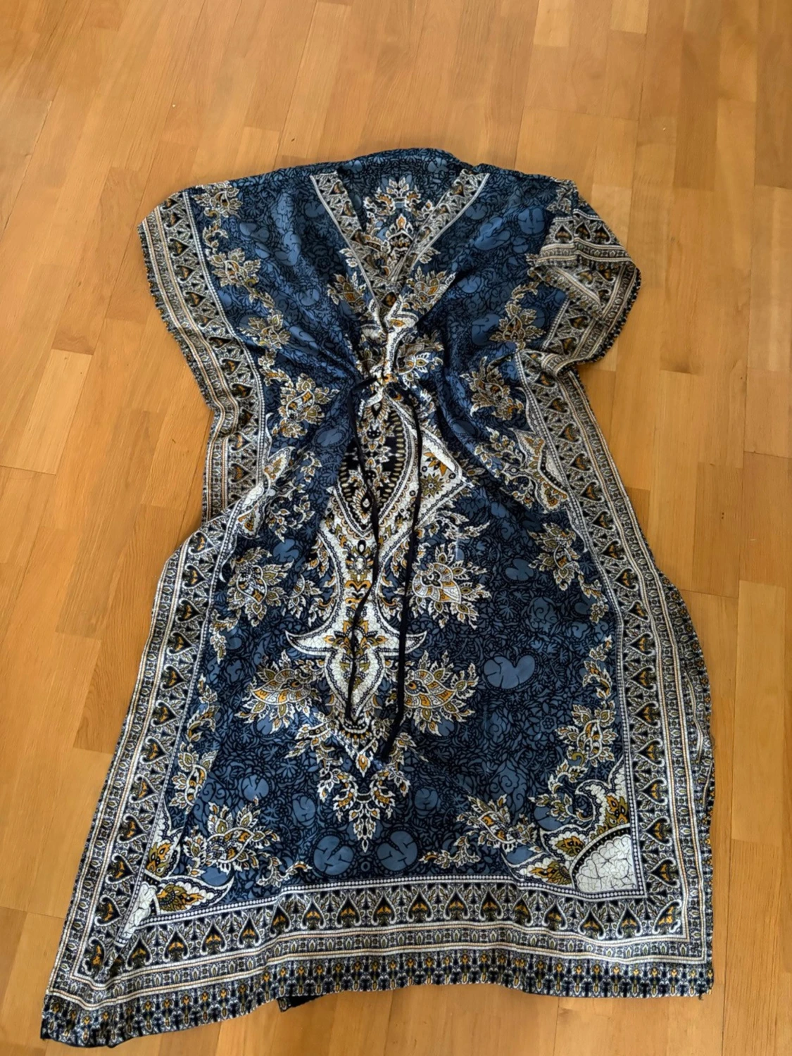 Blå långklänning med orientaliskt mönster - 1