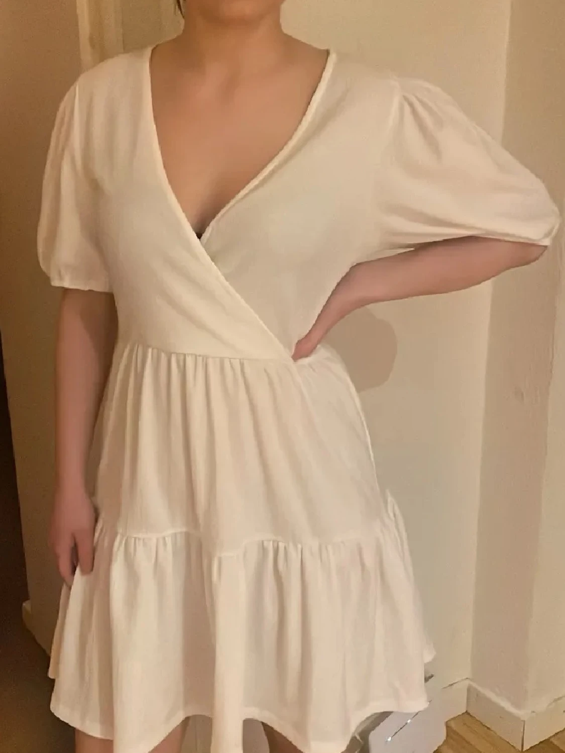 Vit omlottklänning med volang