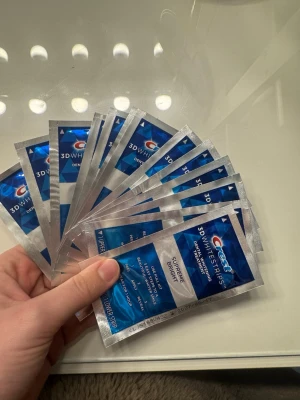 Crest 3D White Strips Supreme Bright - 13 stycken Crest 3D White Strips Supreme Bright för tandblekning.  Innehåller en övre och en undre remsa. 