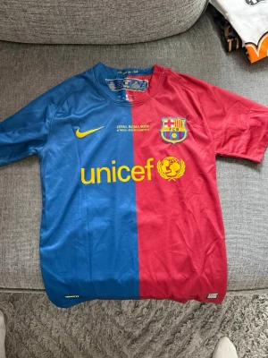 Barcelona fotbollströja Messi  - Gamla fotbollströjor som jag hittat när jag rensar garderoben. Storlek S men passar även M
