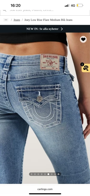 Söker true  Religion ljusblå flare jeans - Söker ett par ljusblå flare jeans från True Religion med låg midja. Jeansen har strassstenar runt bakfickorna. Gärna i bra använt skick eller som nytt skick. Inga sönder eller med difekter i strl 25 eller 26. Hör av dig om du säljer  💖