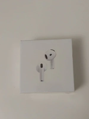 Airpods 4 med brusreducering  - Säljer ett par vita Apple air pods 4 med aktiv brusreducering. Trådlösa in-ear hörlurar i stilren design, levereras i originalförpackning. Perfekta för musik, samtal och gaming. Kompatibla med apple -enheter och laddas via USB-C.