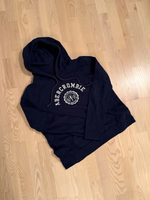 Abericrombie hoodie - Riktigt fet abericrombie hoodie i storlek m men passar folk i s bättre. Den har inte några skavanker allts och vid frågor om bilder eller liknande är det bara att fråga😃💛