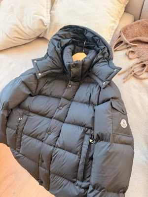 Moncler Vezere - (Dragkedja på jackan är väldigt trög därav priset). Annars är jackan i väldigt bra skick. Storlek: 3 (passar M och L) 