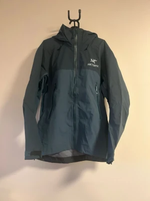 Arc'teryx Beta AR - Säljer Arc'teryx Beta AR i storlek M, grön. Jackan är vattentätt och passar perfekt för regniga dagar. Mycket bra skick