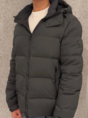 J.lindeberg Barry 67 Down Jacket Rhino Grey - Säljer denna jättefina och limited J.lindeberg jackan som inte säljs längre, vart slutsålt på CareOfCarl sedan länge. Utmärkt skick knappt använd. Jackan är i storlek L men passar M också p.g.a en ganska smalare passform. Så en väldigt fin passform har den. Skriv gärna vid intresse!
