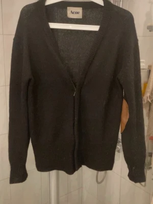 Acne cardigan - Säljer nu denna vrål snygga ovanliga kofta/cardiganl ifrån acne. Vrål snygg och perfekt om man vill ha något unikt. Tillverkad i superskönt stickad bomull. Köpt för 4500 i Göteborg.  Passar bäst runt 180-185. Priset går att diskutera. Bara att höra av sig vid funderingar