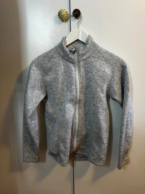 Ljusgrå fleece  - Säljer en ljusgrå fleece från Ullmax Står att det är 160 funkar som XS,S.                            Hör av dig vid frågor!☺️