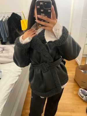Teddy Pu belted jacket - Säljer min knappt använda jacka från Gina tricot. Den ser ut att vara helt ny med inga tecken på användning. Ny pris ligger på 800 kr. Jätte mjukt och varmt material inne i jackan, och bältet går att spännas åt i midjan hur tajt man än vill att det ska sitta.