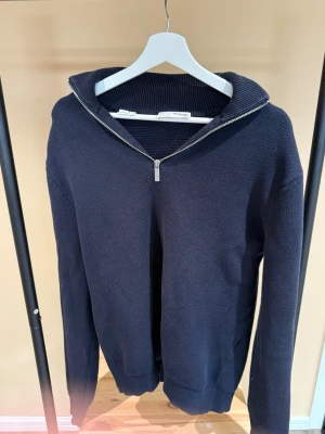 Selected homme hoddie - Säljer en fin zip tröja med bra kvalité och väldigt fint och skönt material.En Hoddie med väldigt stilig och ren.