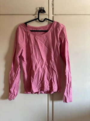 Rosa långärmad topp från 157 - En enkel och mjuk rosa långärmad topp från 157. passar till det mesta. Perfekt basplagg i garderoben. Stryks innan packning!!