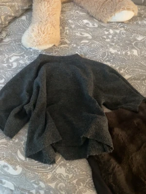 Mörkgrå stickad tröja - säljer då den ej kmr till användning 💞