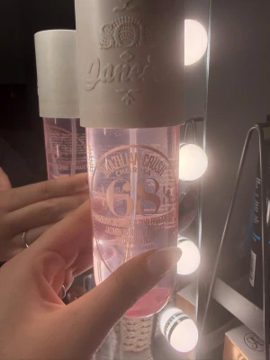 Sol de Janeiro Brazilian Crush 68 - Fräsch body mist från Sol de Janeiro i doften Brazilian Crush Cheirosa 68. Flaskan är rosa med vit kork och har en modern, rundad form. Doften har inslag av brasiliansk jasmin och pink dragonfruit. Perfekt för dig som gillar söta och fruktiga parfymer.