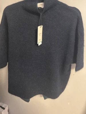 Mörkblå stickad topp med funnel neck - Helt ny topp från Gina 