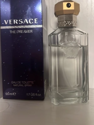 Versace The Dreamer  - En trevlig och fräsch sommar/vår parfym med noterna Enbär,Iris , Lilja, Lin och en ganska kraftig not av apelsin vilken gör den till en mycket underskattad parfym. 
