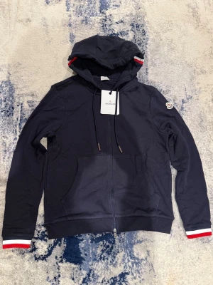 Blå Moncler zip hoodie - Storlek S. Han på bild är va 170cm. Pris kan diskuteras vid snabb affär!
