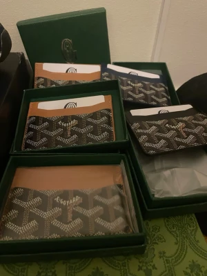 G YARD - Snygga korthållare från G yard med klassiskt mönster i svart, vitt och brunt. Tillverkade i läder och canvas med flera fack för kort. Perfekt accessoar för dig som vill ha något exklusivt och stilrent i fickan.