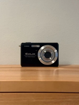 Casio Exilim digitalkamera - Casio camera for sale. An old camera from family belongings. Untested due to missing battery. Condition unknown. Sold as-is, no returns or guarantee. Pick-up only in Sollentuna.
