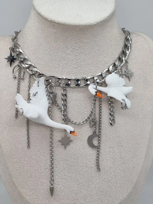 Handgjort halsband  - Material-rostfritt stål och plast 