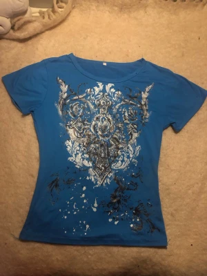 Blå y2k T-shirt  - Fick den från en kompis, bra strech ock den är tight 😊