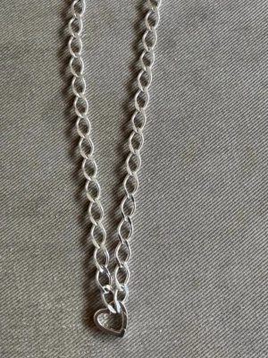 By Sofia Wistam halsband ”big heart” silver - Silvrigt hjärthalsband från Sofia Wistam som inte finns att köpa längre. Aldrig använt så det är i nyskick. Har även matchande armband som jag skulle kunna tänka mig sälja tillsammans.   Finns endast i guld på hemsidan  https://www.bysofiawistam.com/products/big-heart-guldhalsband?variant=46495859441987&country=SE&currency=SEK&utm_source=google&utm_medium=cpc&utm_campaign=Shopping%20-%20All%20categories%20-%20Brand&utm_id=21175479798&gad_source=1&gad_campaignid=21175479798&gbraid=0AAAAACK3N10XXl