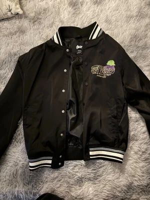 Svart bomberjacka Stay United - Svart bomberjacka från Bershka. Är självklart öppen för prisförslag och säljer fler varor så köper du många får du också mängdrabatt. Obs säljes som på bild.