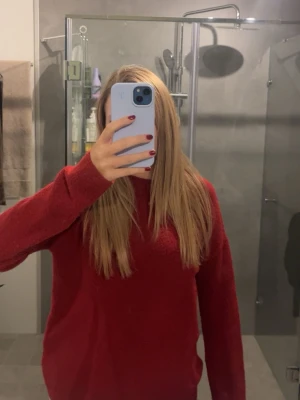 Mörkröd stickad tröja - Mysig mörkröd stickad tröja från &other Stories med rund halsringning och långa ärmar.