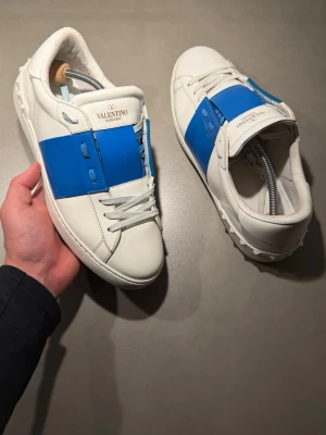 Valentino Skor - ‼️VI TAR EJ BYTEN‼️ Valentino open sneaker | Skick: 7,5/10 | Storlek 41.5 fits 42-42.5 | ingår box, kort & nya snören | Fraktar inom 24H efter köp på köparens bekostnad 📦💨 | Hör av dig vid minsta fråga eller fundering 💭 