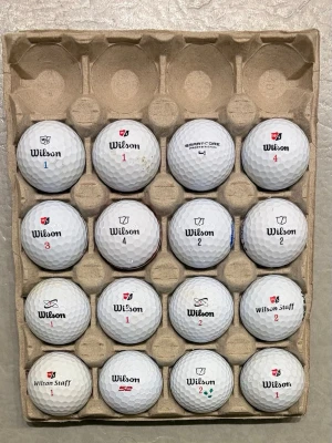 Wilson Staff Golfbollar - 16 stycken vita Wilson Staff golfbollar vissa med reklamtext/färgpenna, se bild. Golfbollar: 9 Duo Soft, 3 Smartcore, 2 DX2 Soft, 1 Fifty Elite, 1 Staff Model 