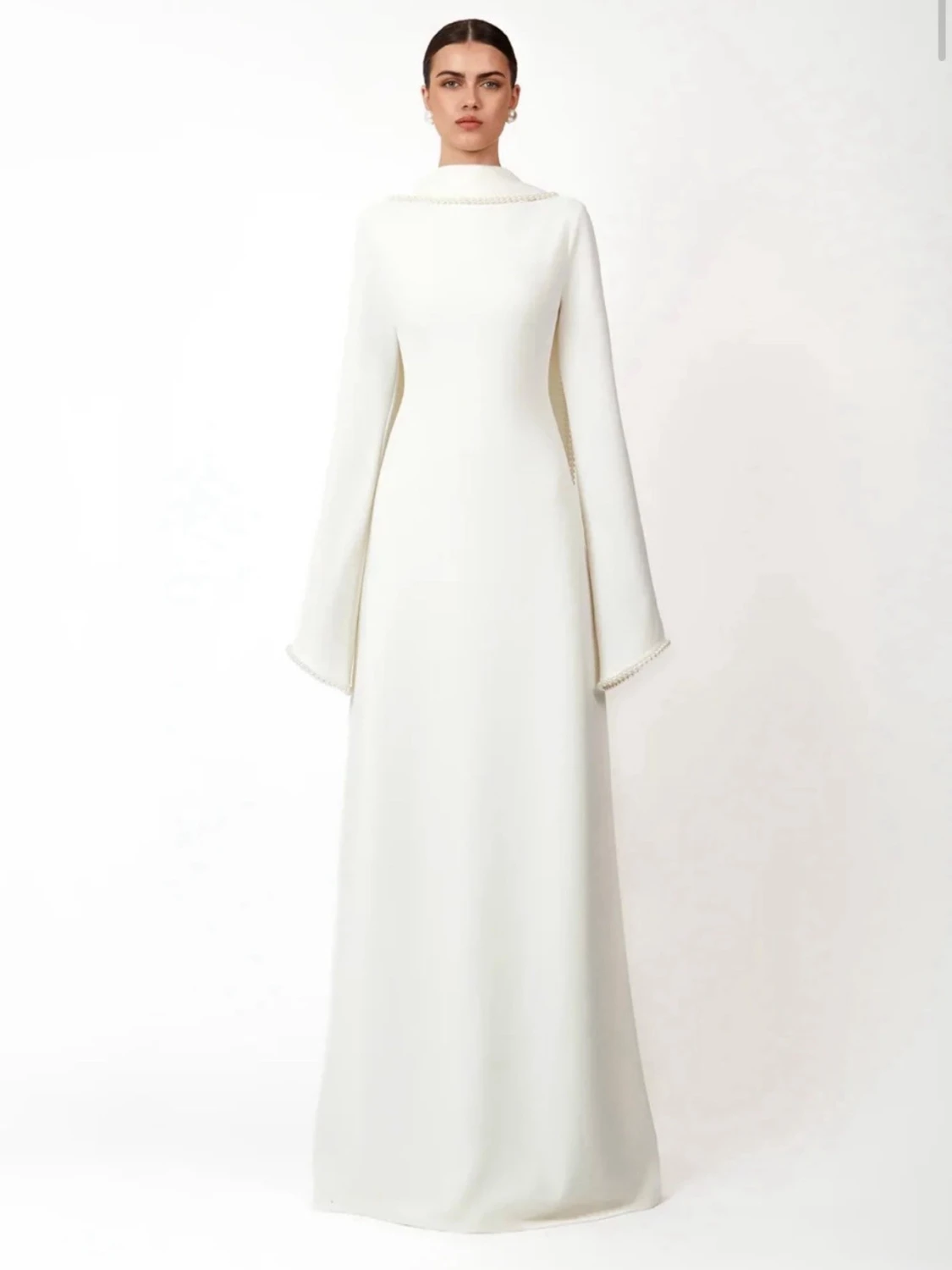 Elegant vit långklänning med vida ärmar