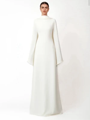 Elegant vit långklänning med vida ärmar - Stilren vit långklänning med höghalsad krage och vida långärmar. Klänningen har en rak, elegant siluett och dekorativa detaljer längs kanterna. Perfekt för dig som vill ha en minimalistisk och sofistikerad look. Perfekt till student.