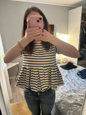 Randig topp🫰🏻 - Säljer denna randiga topp från Zara💕