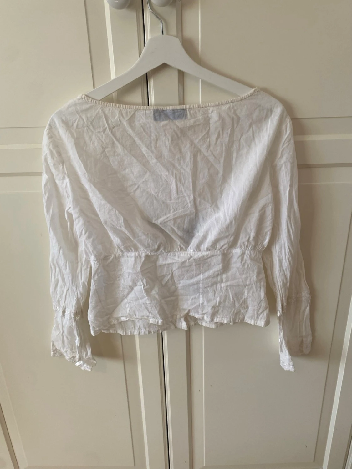 Vit blus med broderi och knappar - 4