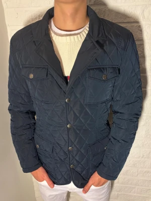 Cardiganjacka - Tja, säljer en fin jacka från Extreme. Storlek M. Skick 9/10, knappt använd, pris 499 men kan diskuteras, Fraktar samma dag, hör av dig vid frågor!