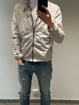 Ljusgrå jacka  - Model: 183 cm 68kg