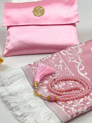 Rosa satin kuvertväska med pärldetalj bönematta - Snygg rosa kuvertväska i glansigt satinmaterial med dekorativ pärlcirkel på locket.  Bönematta med radband