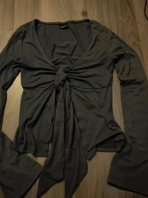 Y2k Knit top flared arms - En grå och en svart nypriset var 299kr styck och mitt pris är 265 för båda, eller 150 kr styck!