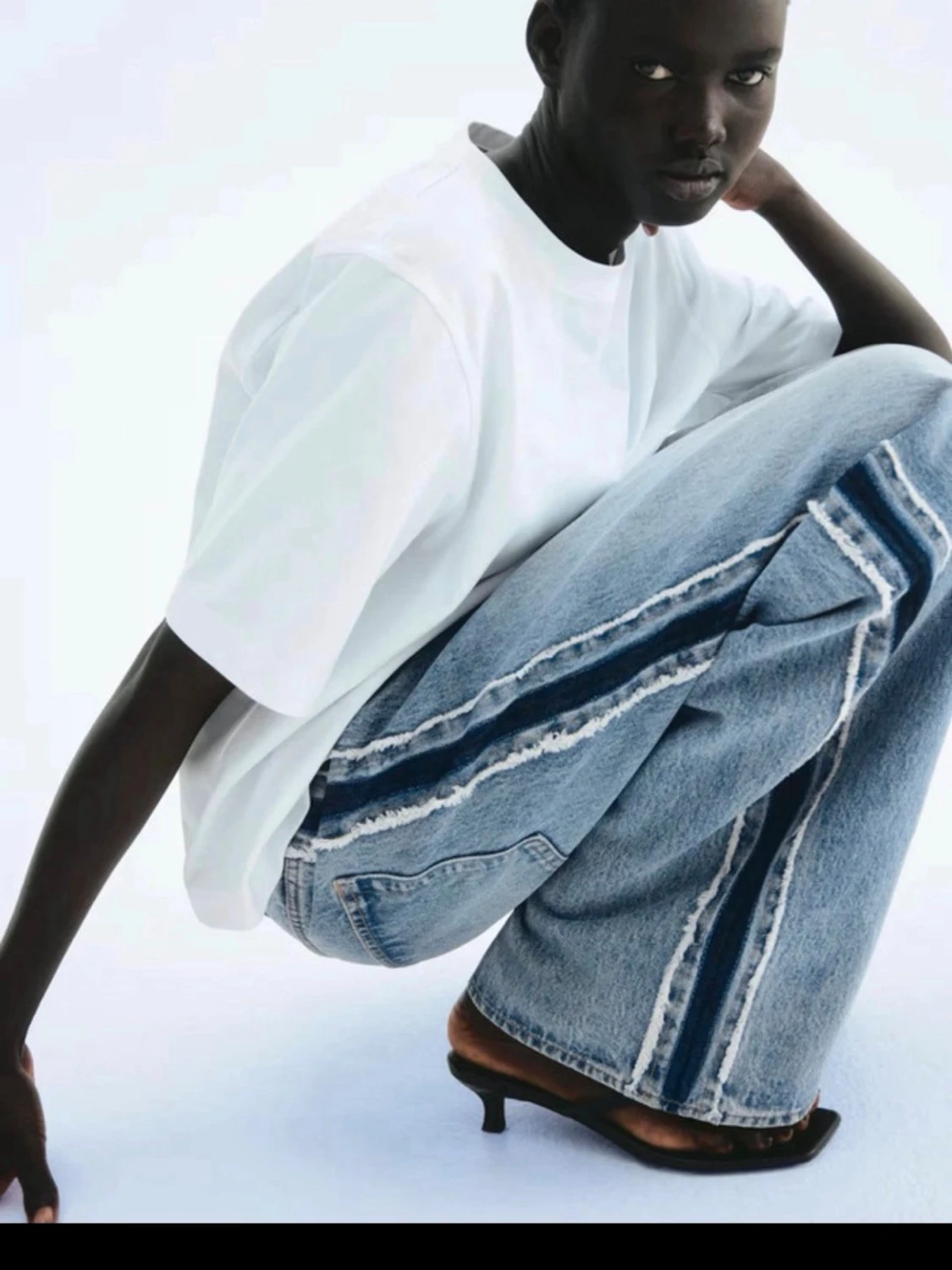 Blå wide leg jeans med kontrastdetalj